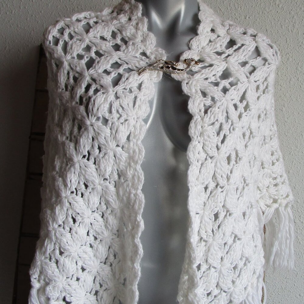 White crochet loose weave shawl, cover-up, triangle shape w tassels. Handweave.